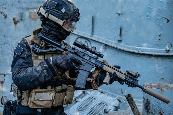 Moderner Soldat Schwarzer Multicam Uniform Mit Gewehr Urbaner Hintergrund lizenzfreie Stockfotos