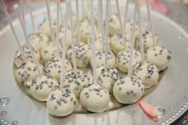 Gümüş Sprinkles ile beyaz pasta çıkar