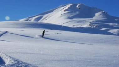 Taze kar üzerinde sürme snowboarder