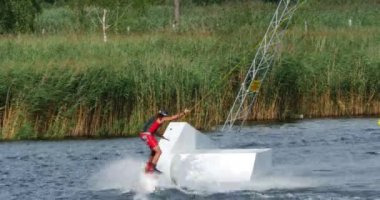 Wakeboarder freestyle sıçrama tahtası üzerinde