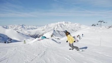 snowboard snowpark içinde atlama 