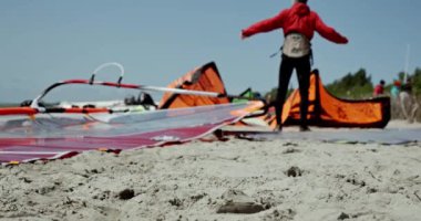 Rüzgar Sörfü yelken kum üzerinde yalan söylüyorsun