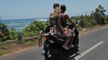 İki kız üzerinde motosiklet sürme