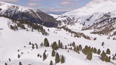 İtalya Alplerinde kayak merkezi