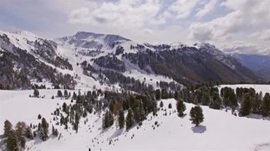 Dağlar karla kaplı.