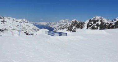 Snowboard Freestyle iki raylar üzerinde