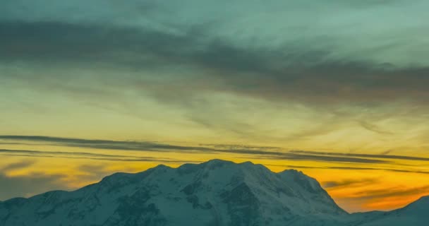 Timelapse des montagnes et des nuages 