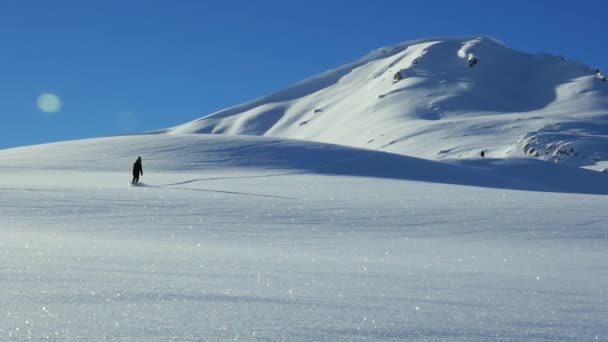 新鮮な雪の上に乗ってのスノーボーダー — ストック動画