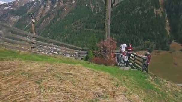 Vue aérienne d'une vallée en Autriche — Video