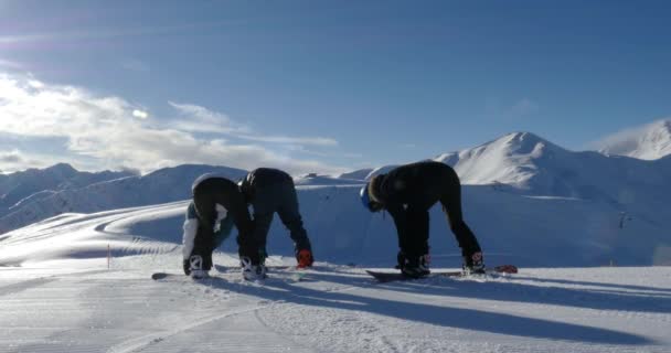 Snowboarders getting ready to hit the slopes — Stock Video