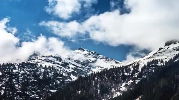 Montañas nevadas cubiertas de nubes — Vídeo de stock