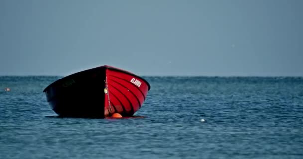 Csónakot, rögzítve a tenger — Stock videók