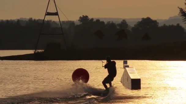 Wakeboarder saltando sobre trampolín — Vídeos de Stock