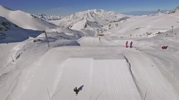 Snowpark in Les Deux Alpes in Frankrijk — Stockvideo