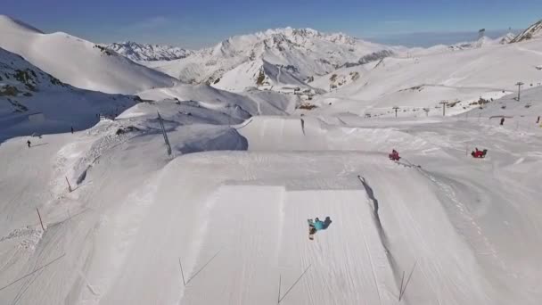 Сноупарк в Les Deux Alpes во Франции — стоковое видео