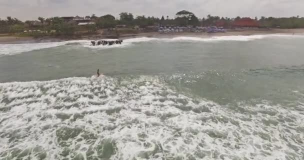 Girl riding a mellow wave — Stock Video