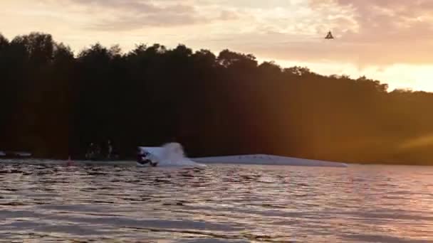 Wakeboarder saltando sobre trampolín — Vídeo de stock