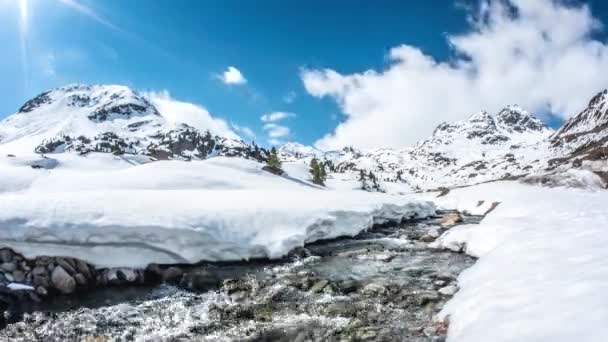 Rio durante o dia de inverno na Áustria — Vídeo de Stock