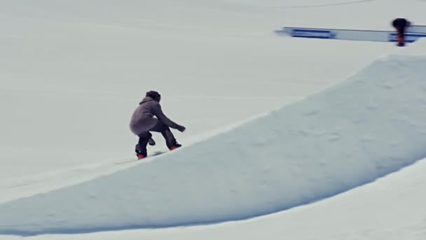Snowboarder Freestyle auf dem Sprungbrett — Stockvideo