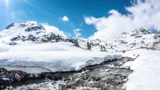 Floden under vinterdag i Österrike — Stockvideo