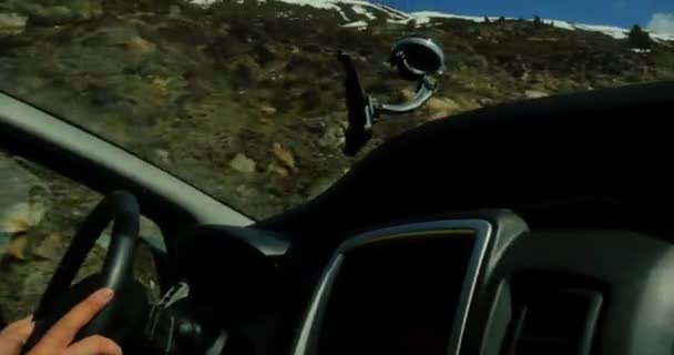 Uitzicht op besneeuwde bergen rijden — Stockvideo