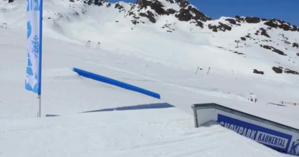 Snowboarder freestyle σε ράγα — Αρχείο Βίντεο