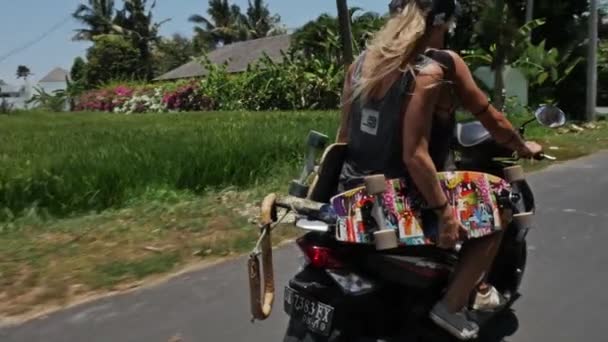 Dwie dziewczyny jazda na motocyklu — Wideo stockowe