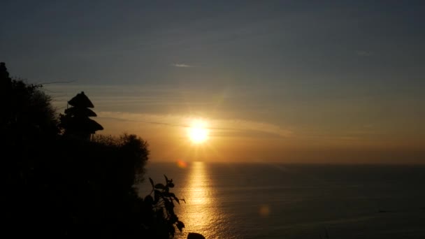 Templo de Uluwatu ao pôr do sol — Vídeo de Stock