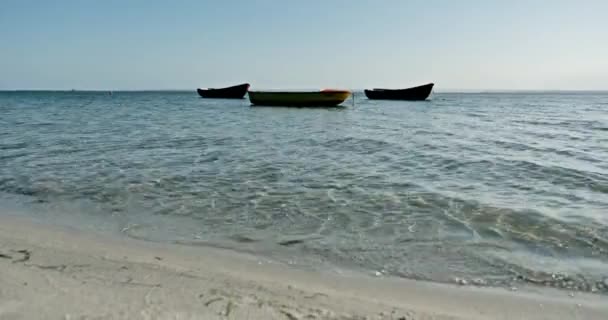 Лодки на якоре в море — стоковое видео