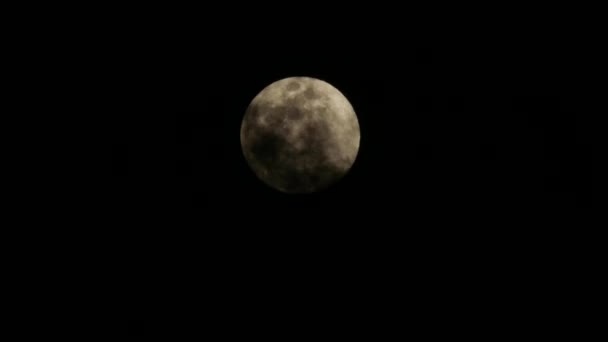 Mond mit Wolken bedeckt — Stockvideo