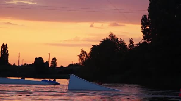 Wakeboarder springen op de Springplank — Stockvideo