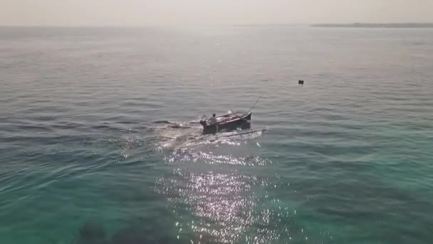 Pescador en el océano azul — Vídeos de Stock
