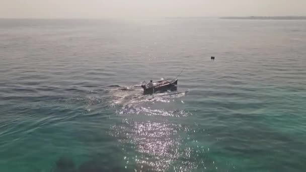 Fisherman in blue ocean — Stock Video