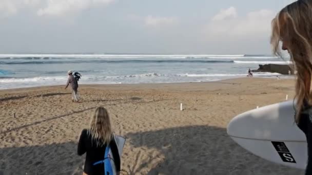 Surfmädchen zu Fuß — Stockvideo