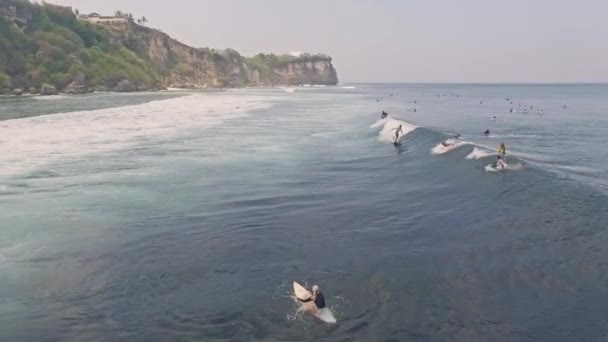 Surfers in the Uluwatu water — Stock video