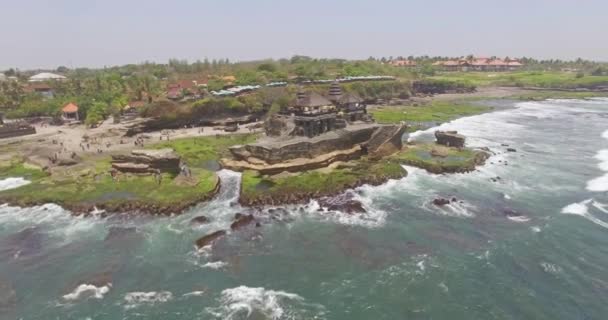 Tanah Lot templo Bali aérea — Vídeos de Stock