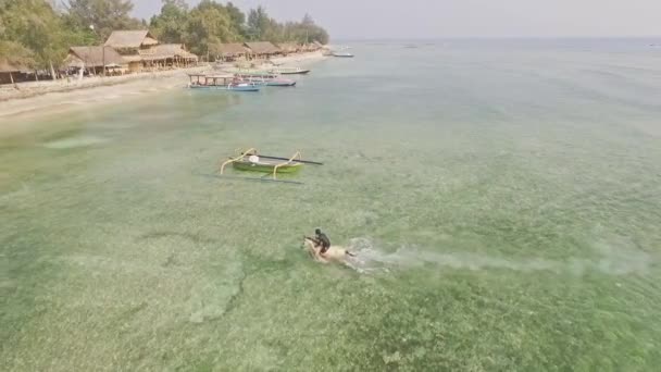 Indonesiano ragazzo equitazione un cavallo in il oceano — Video Stock