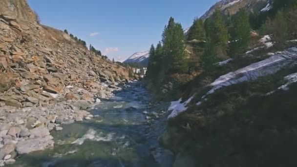 Hermoso río en un valle austriaco — Vídeo de stock