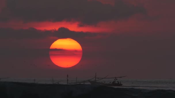 Barcos de pesca ao pôr-do-sol — Vídeo de Stock