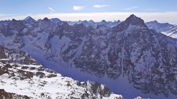 Indietro della montagna aerea — Video Stock