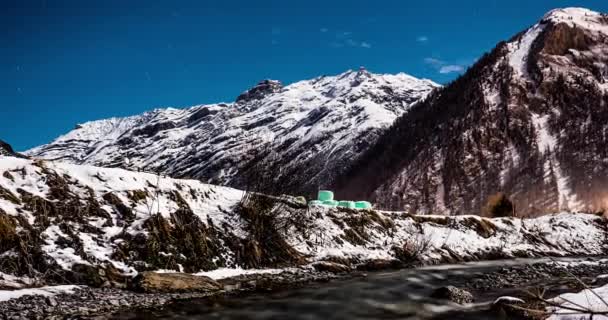 Zimní řeka s výhledem na hory — Stock video
