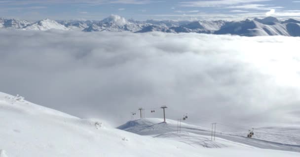 Gondoles sortant du brouillard dans les montagnes — Video