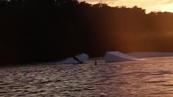 Wakeboarder saltando sobre trampolín — Vídeos de Stock