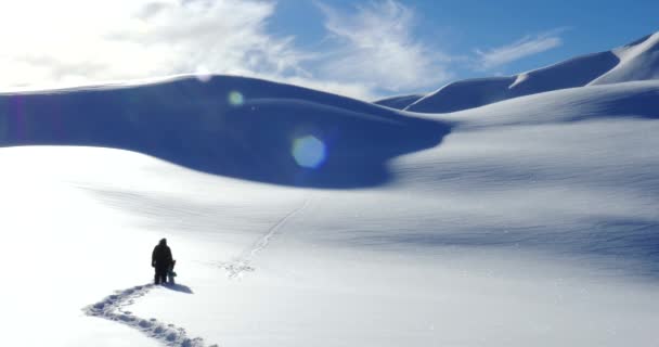 Snowboarders ir cuesta arriba — Vídeos de Stock