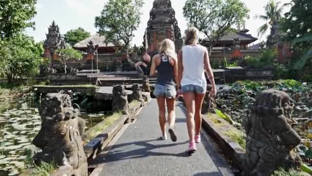 Gilrs wandelen in de tempel — Stockvideo