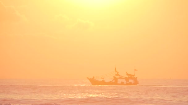 Fischerboot bei Sonnenuntergang — Stockvideo