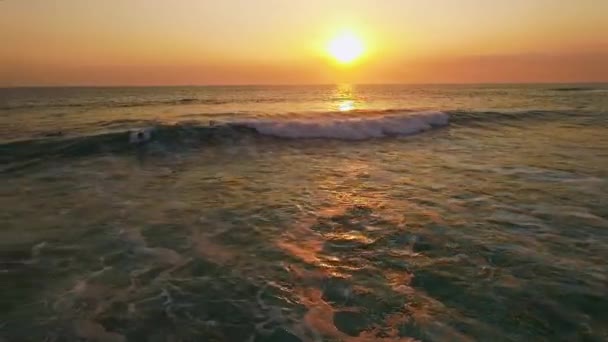 Пляж во время красивого заката на Бали — стоковое видео