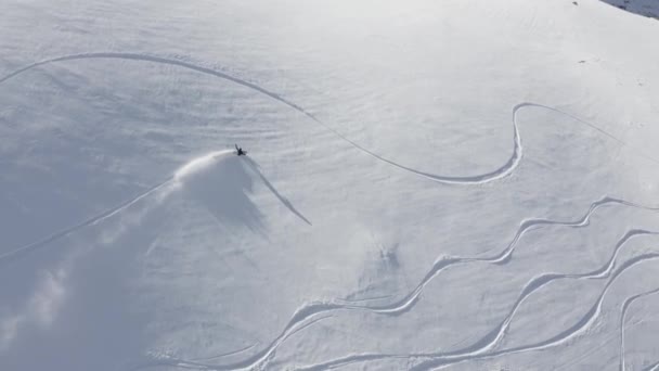 山の中で冬のスノーボード — ストック動画