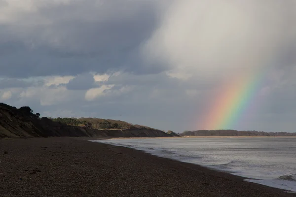 Dunwich kliffen en strand met regenboog — Stockfoto