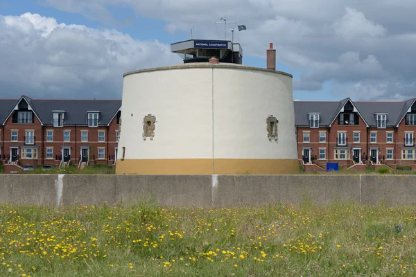 Arkasında Martello tower adlı Felixstowe ile evler